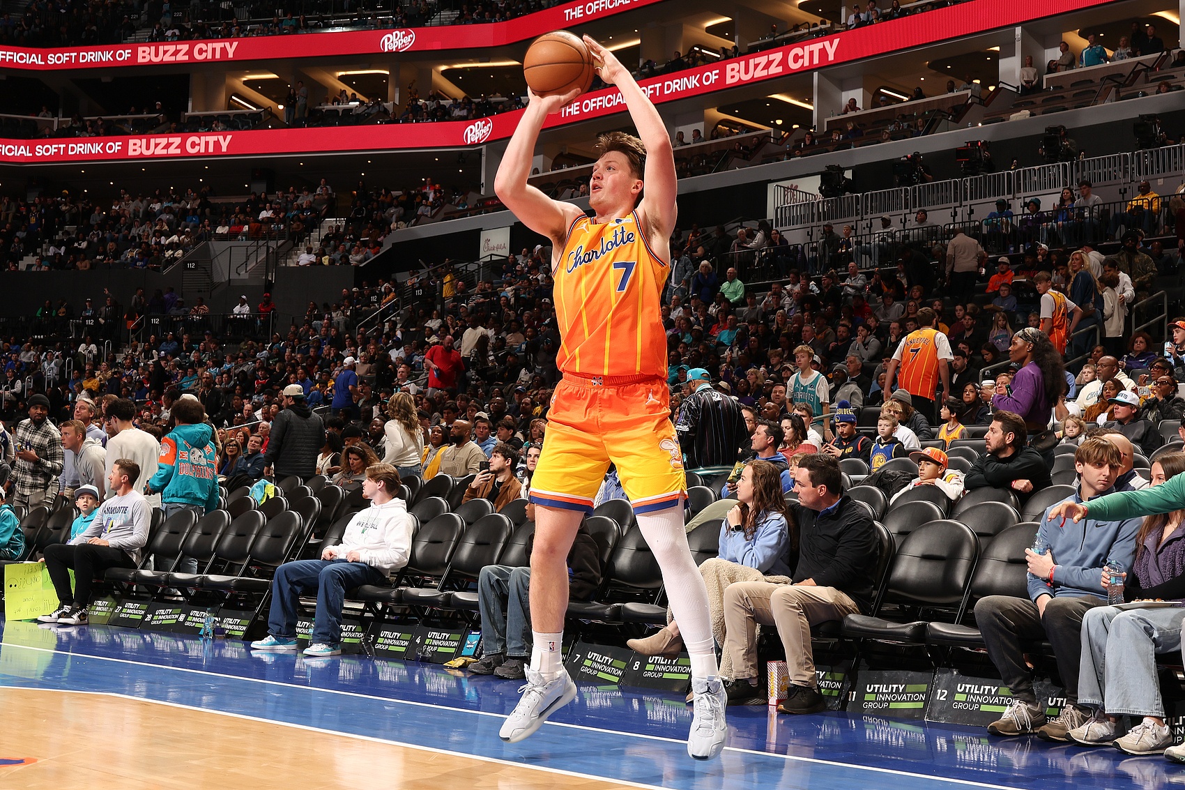 v体育-追梦：克尼佩尔投篮像年轻的克莱 但防守和竞争力还不能比肩