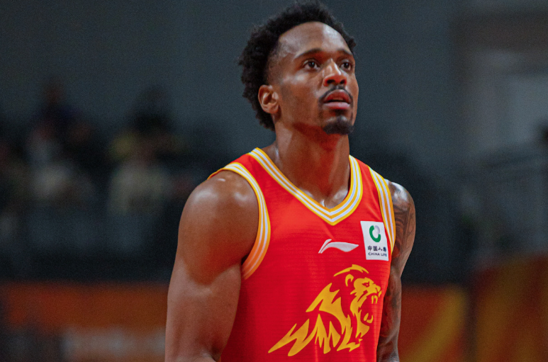 联赛第一！广厦大胜青岛豪取6连胜 孙铭徽9+7卡尔顿25+10