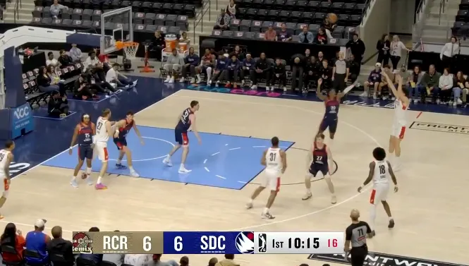 v站体育-杨瀚森开局篮下连续两攻打进，随后空位三分再投进连拿7分