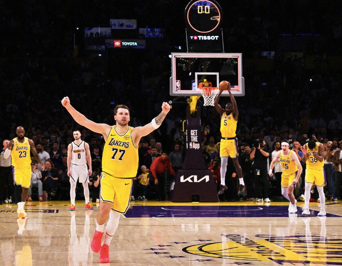 v体育-拒绝17分大逆转！东契奇拯救湖人！全场狂欢庆祝，里夫斯神操作